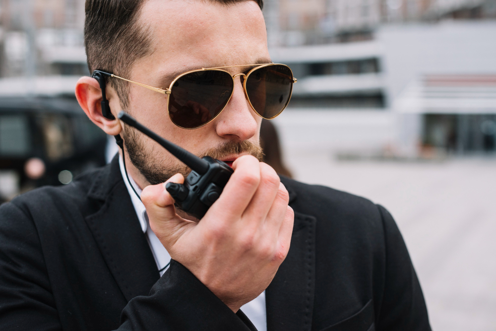 vigilante patrimonial falando em um walkie talkie